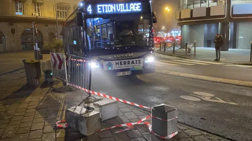 Un conducteur de bus défonce des plots en béton et poursuit sa route